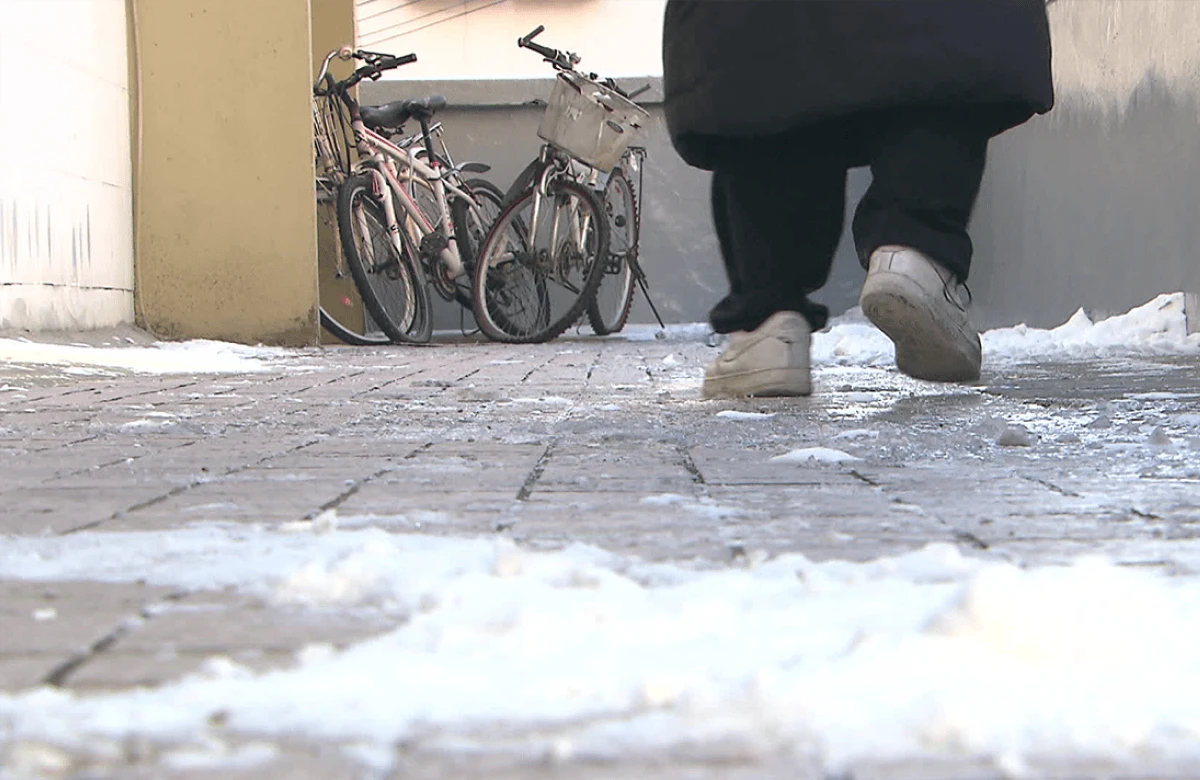 Pedestrian fall accidents on icy walkways